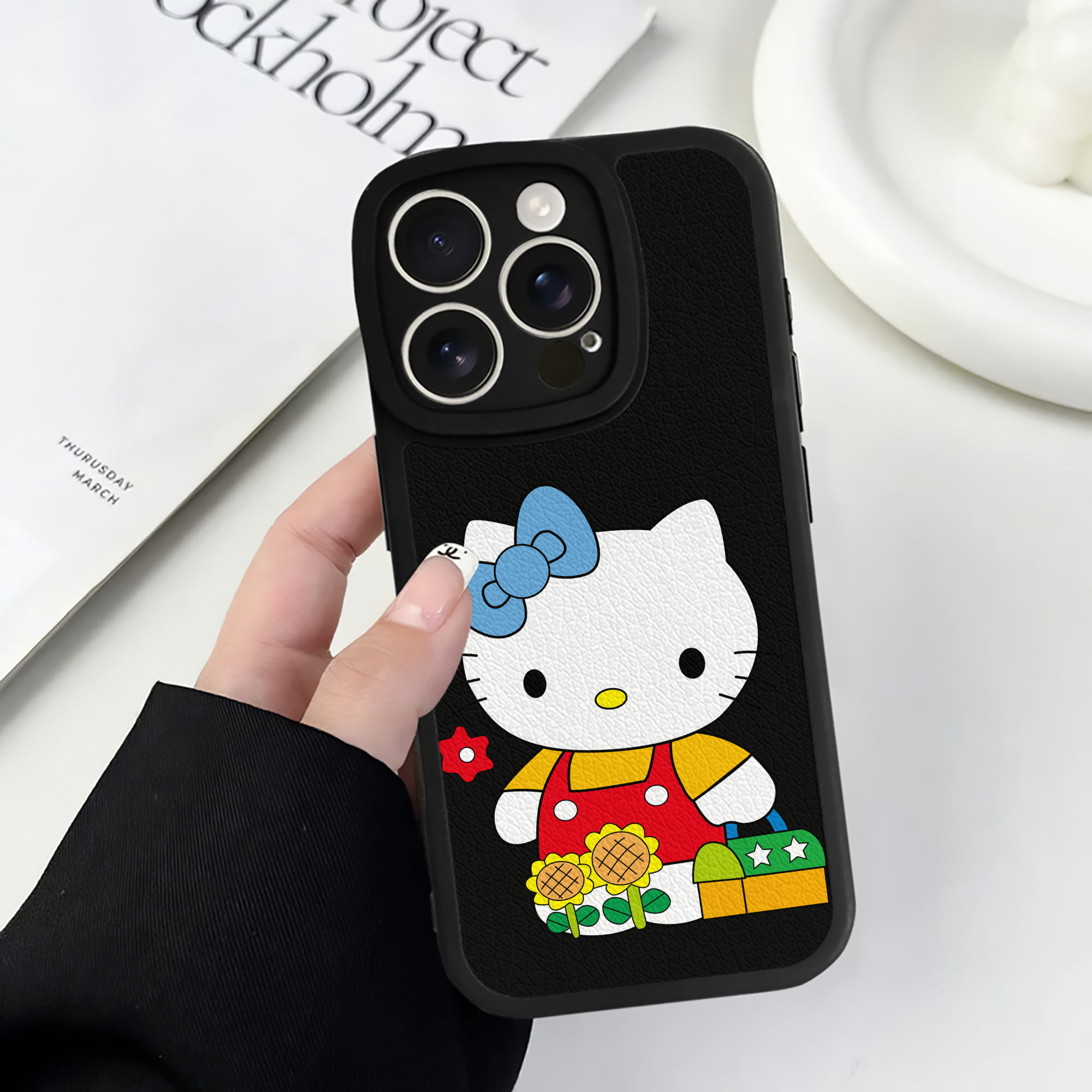（画像用） Hello Kitty ハローキティ 【iPhone 16シリーズ対応】シリコンスマホケース（レザー調） 材質：シリコン
